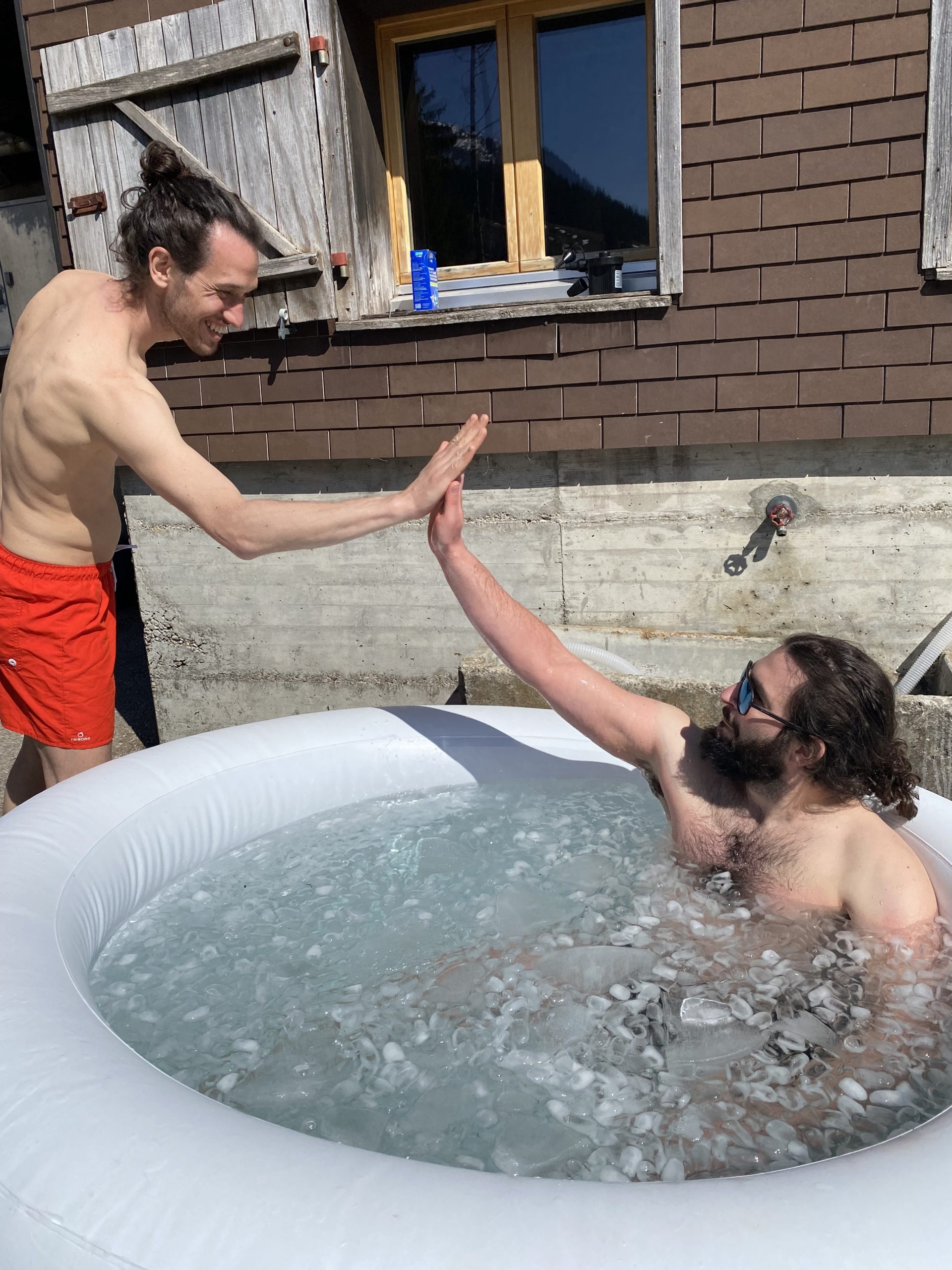 Groupe pratiquant la respiration et le bain de glace dans une forêt enneigée