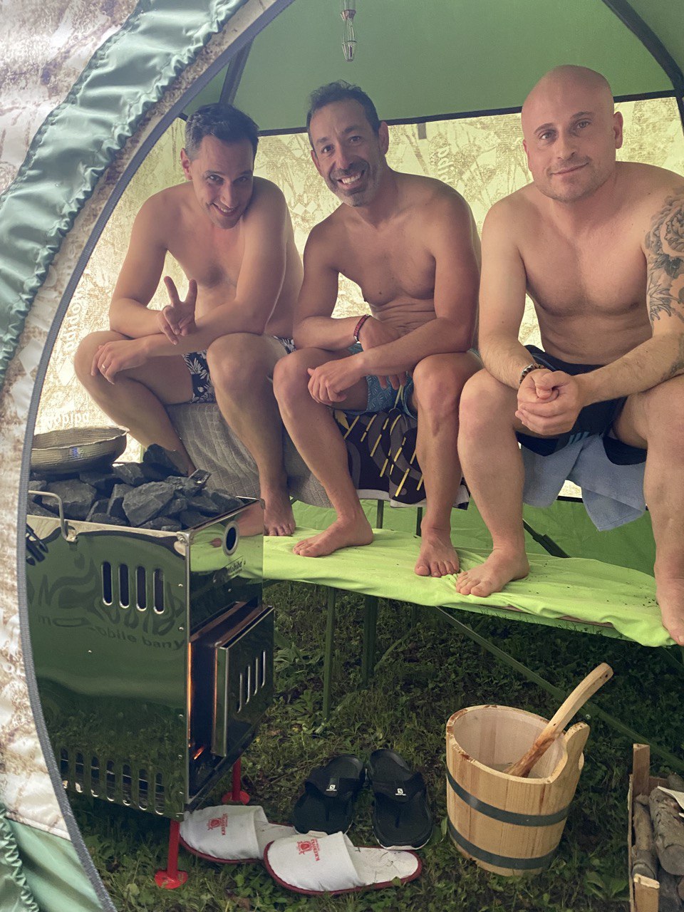 Trois participants dans un sauna de plein air, visages bien visibles
